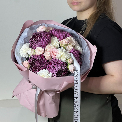 Букет цветов. Хризантема Бигуди Фиолетовая, Кустовая Пионовидная Роза "Мисс Пиони", Гвоздика (Диантус).